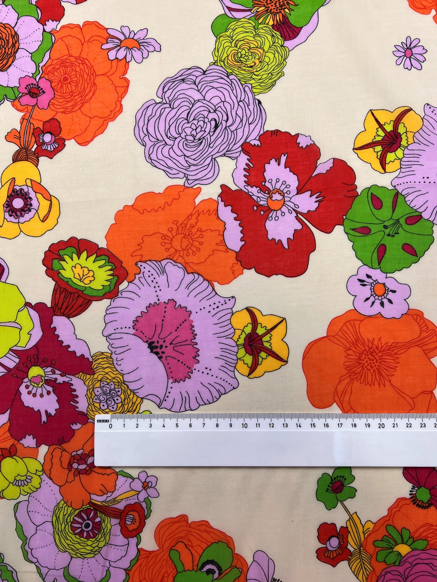 Cotone stampato fiori su sfondo latte