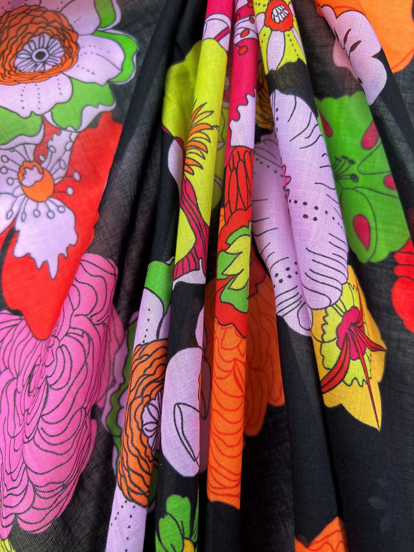 Cotone stampato fiori multicolore su nero