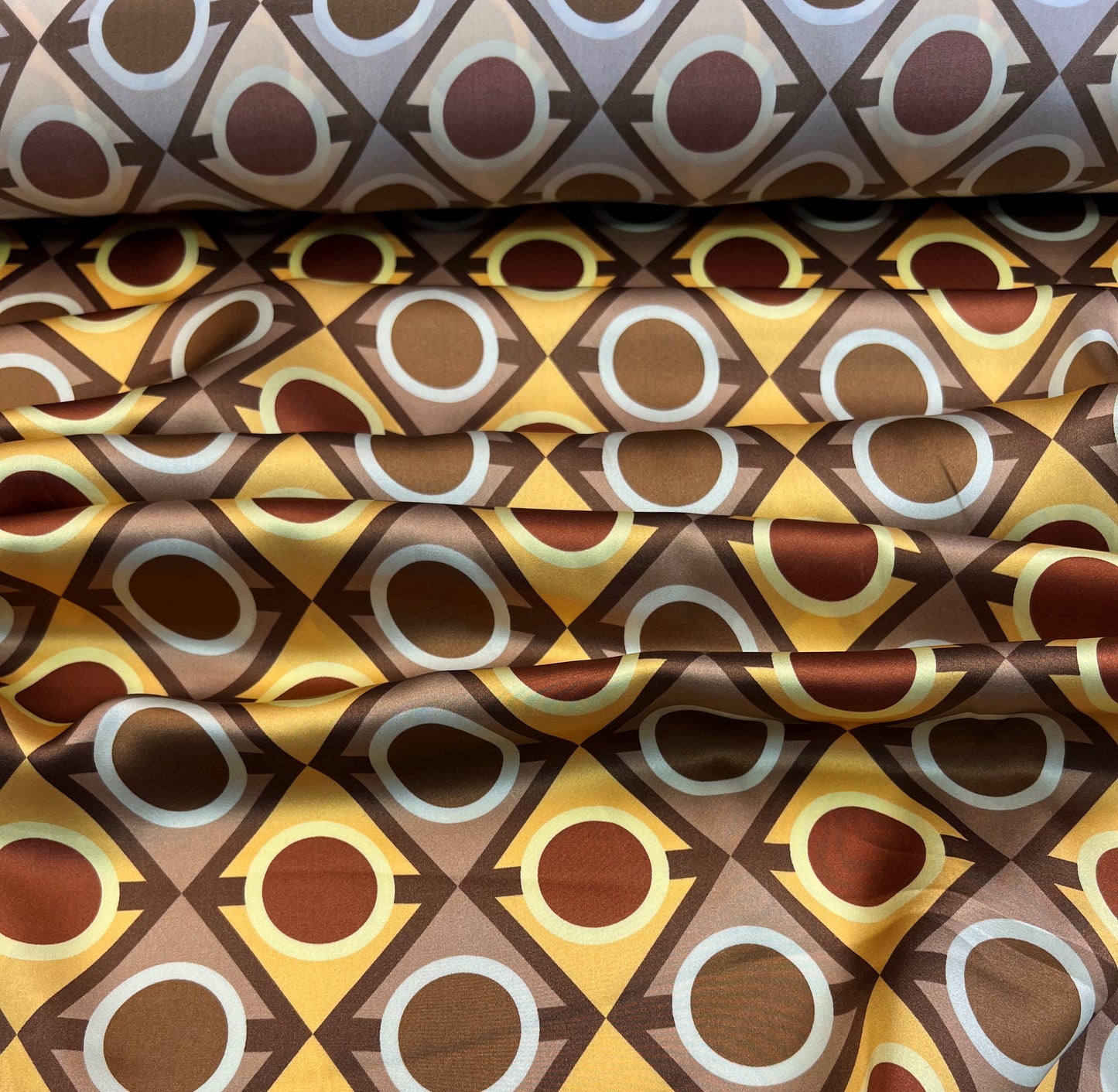Raso di seta retro marrone chiaro