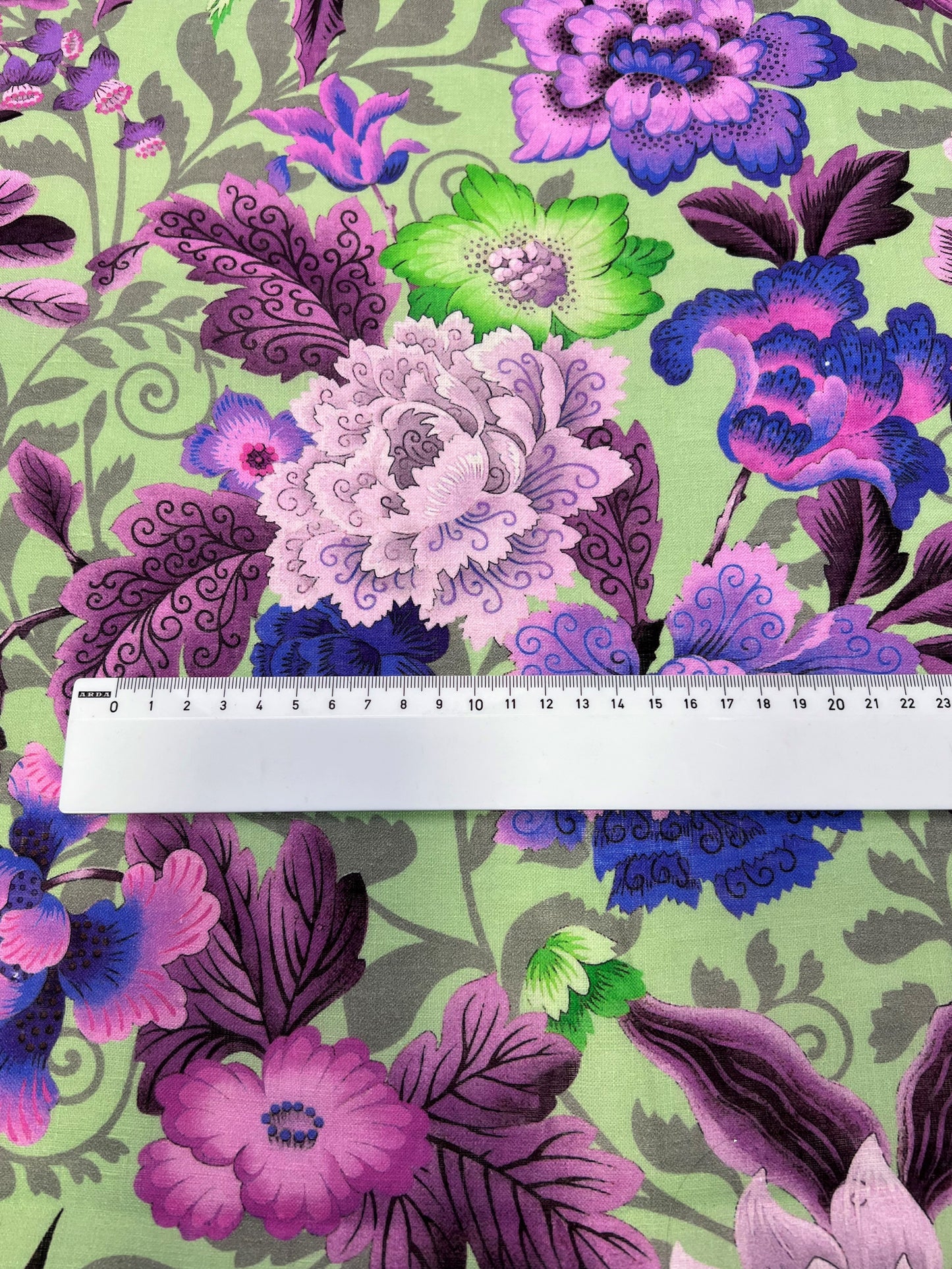 Lino stampato fiori viola su sfondo verde