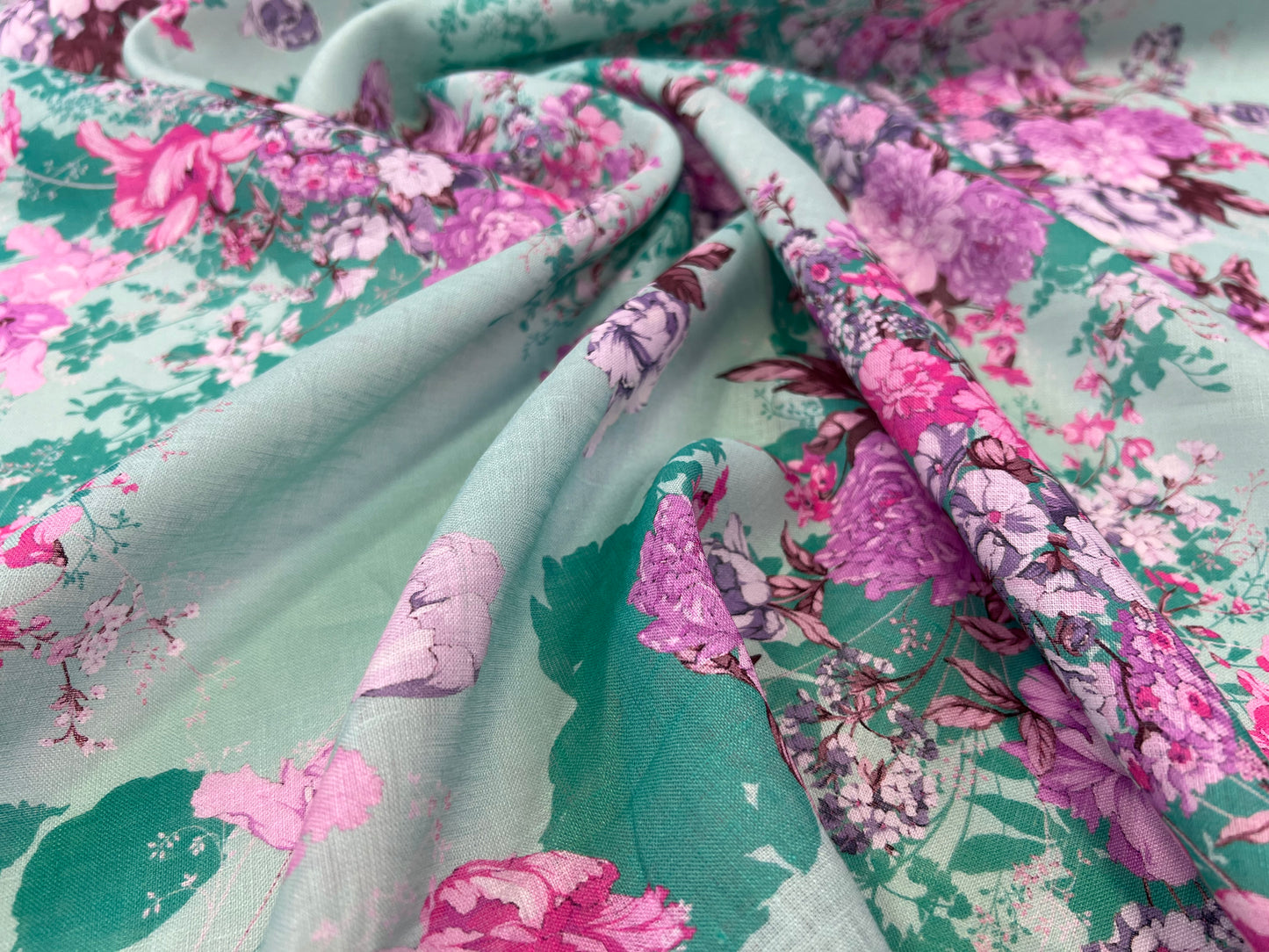 Lino stampato fiori rosa su sfondo azzurro