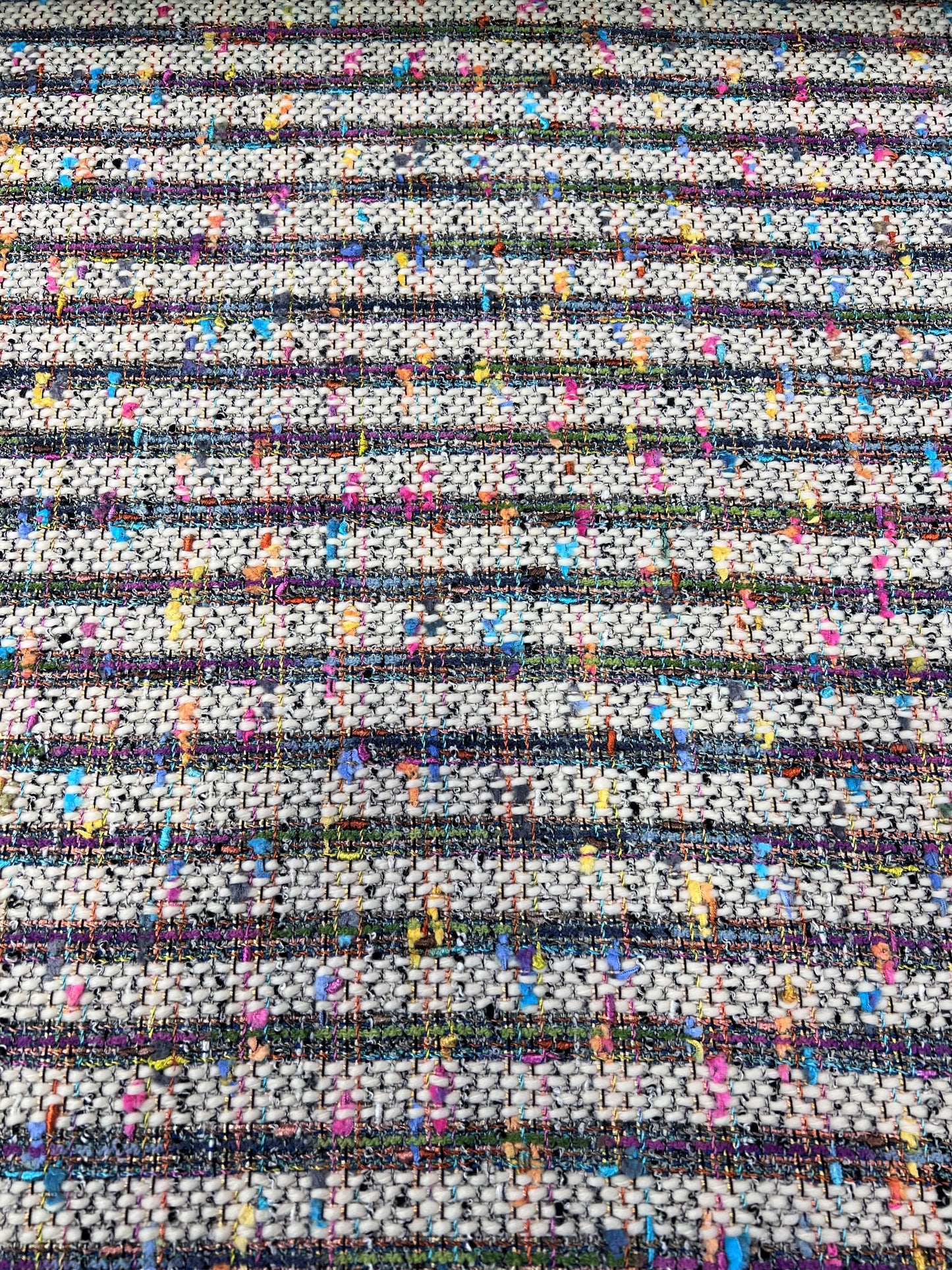 Tweed multicolore su beige chiaro