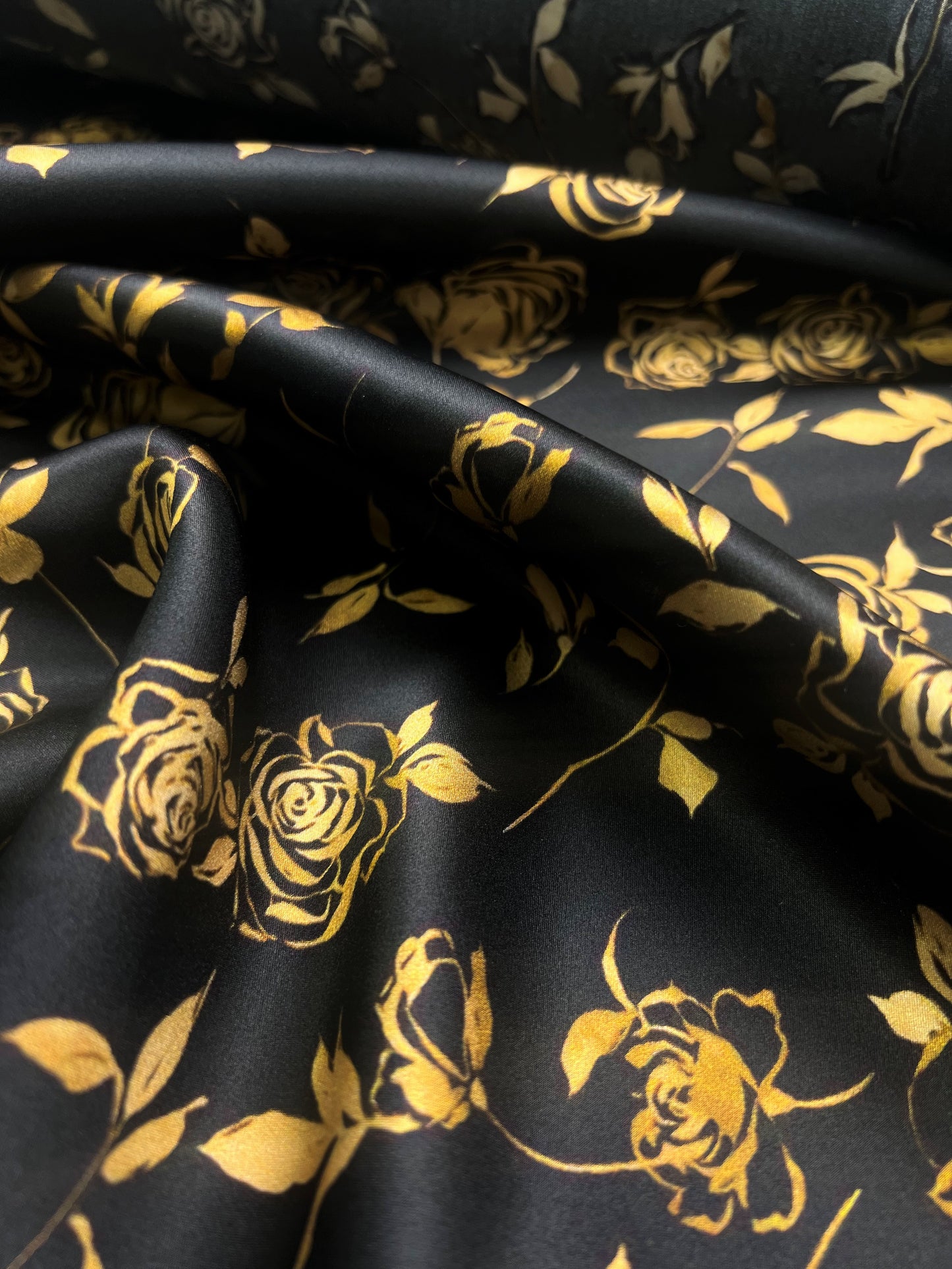 Raso di seta rose sfondo nero