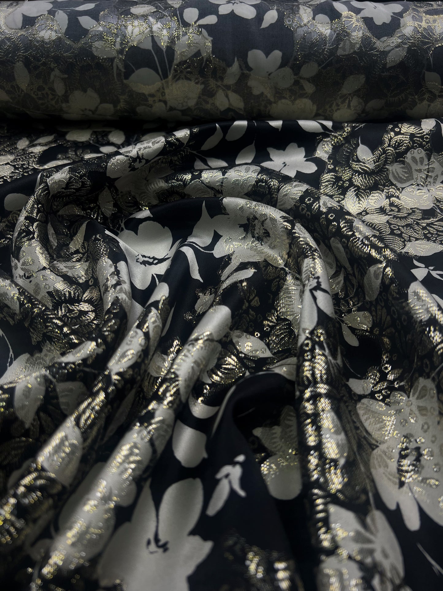 Seta con lurex fiori sfondo nero