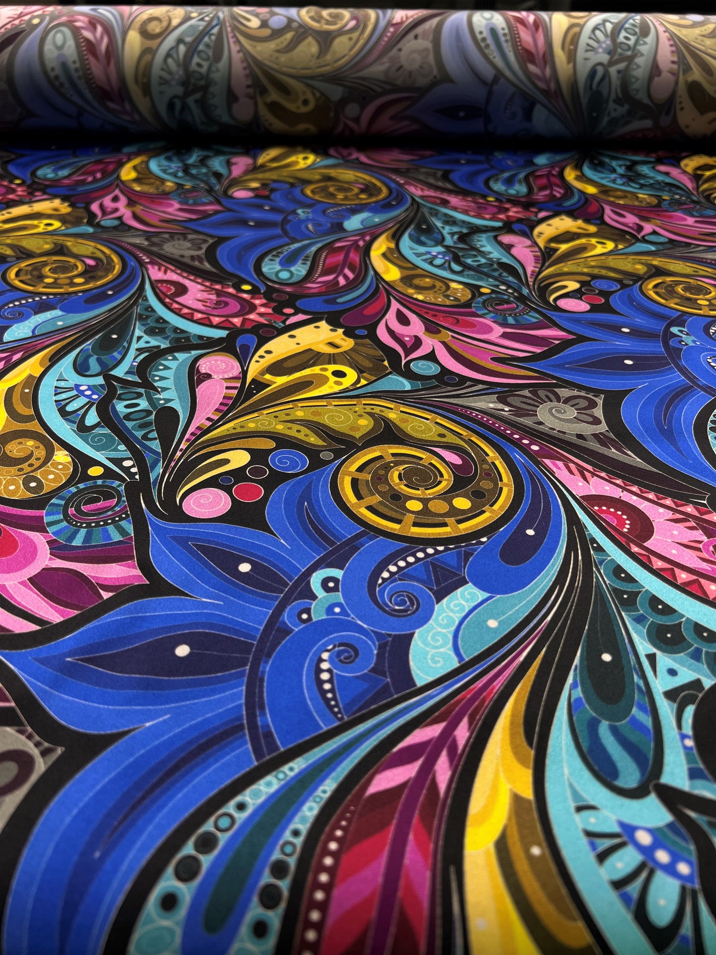 Raso di seta paisley multicolor