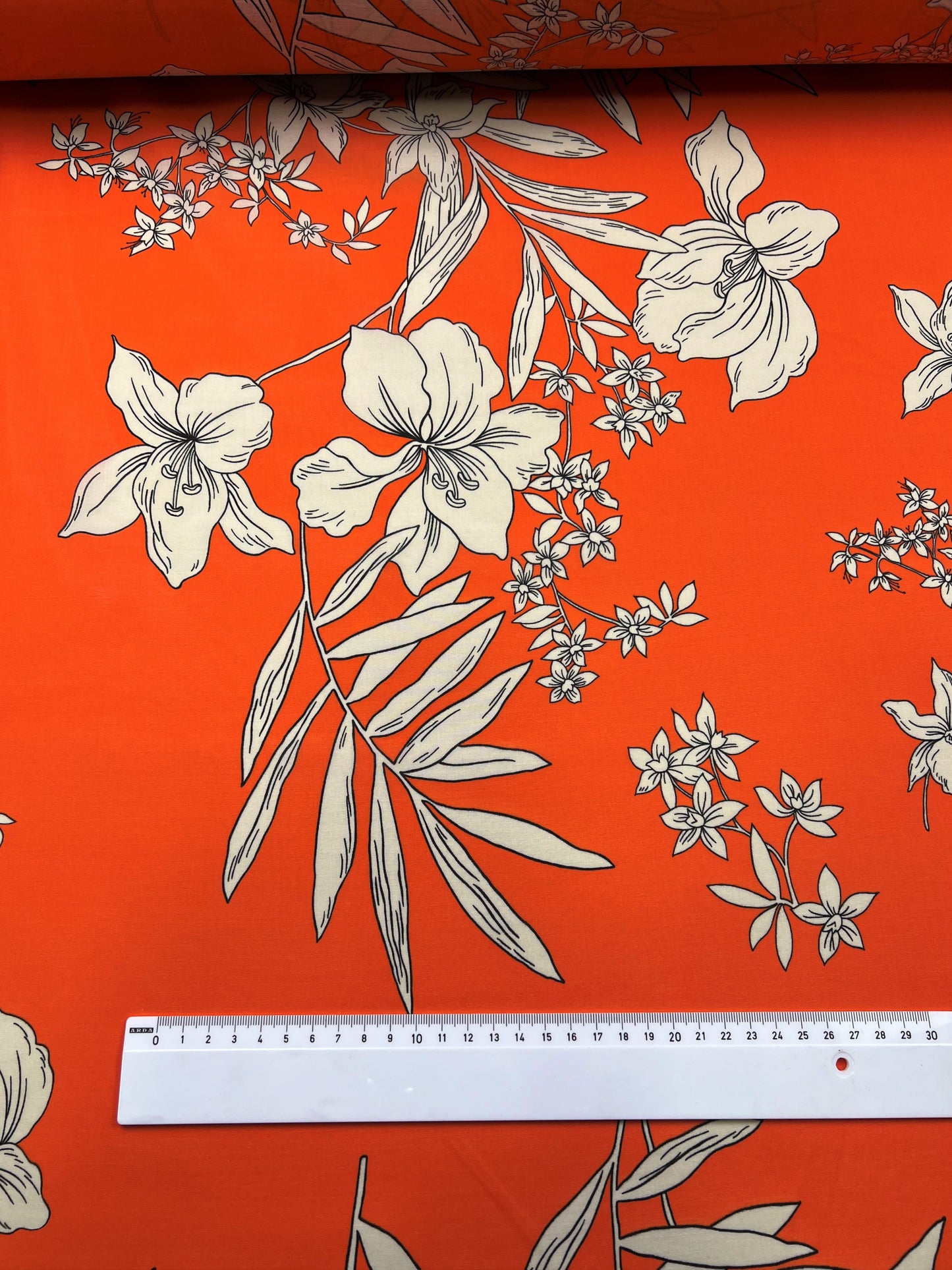 Viscosa stampata fiori su sfondo arancio
