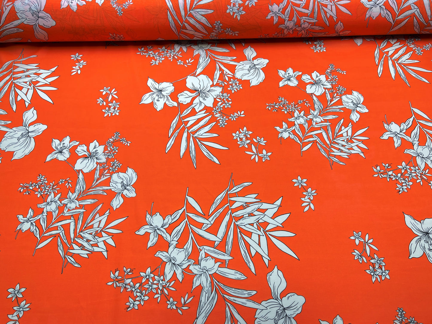 Viscosa stampata fiori su sfondo arancio
