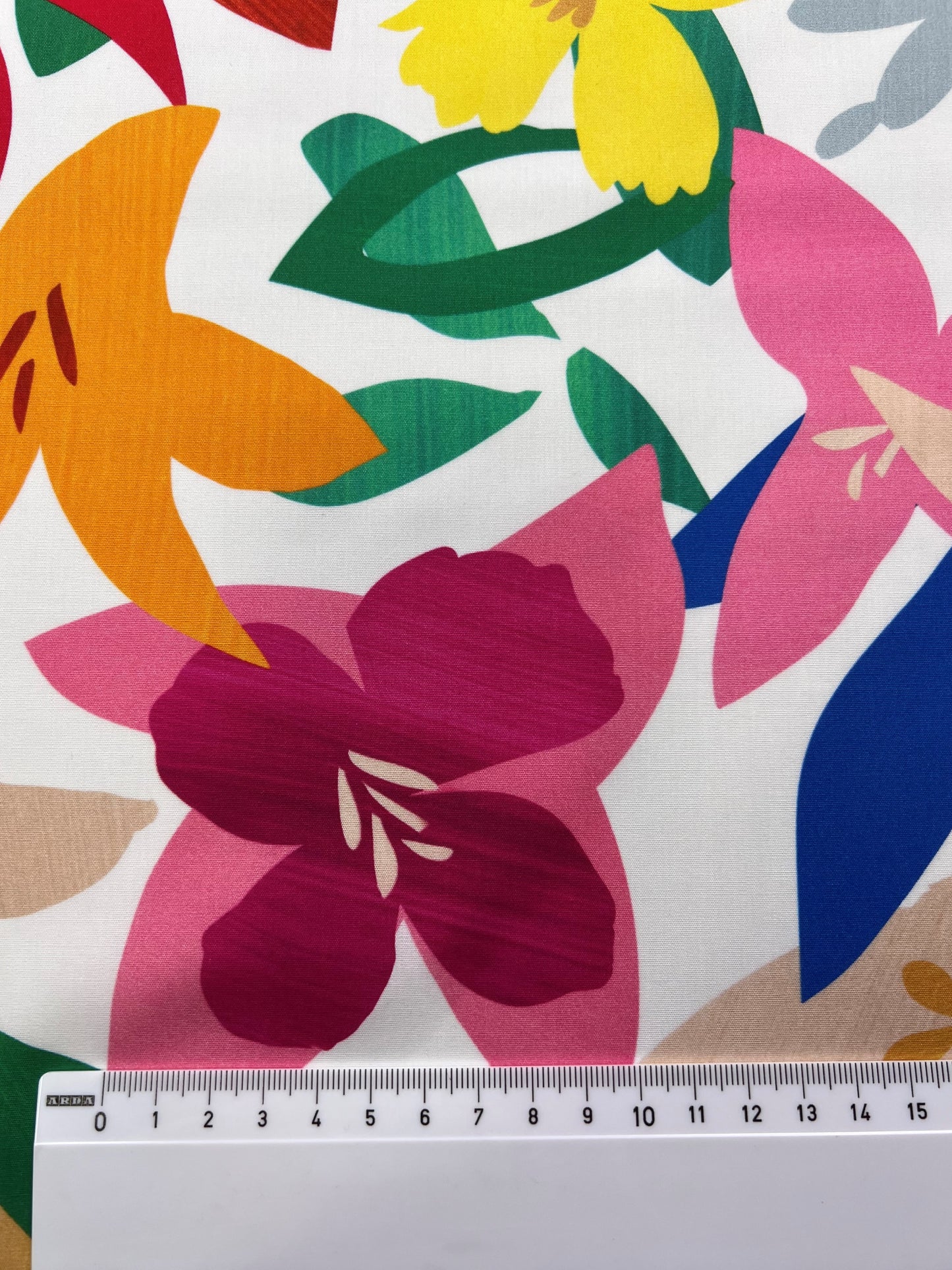 Cotone stampato fiori multicolore su sfondo bianco