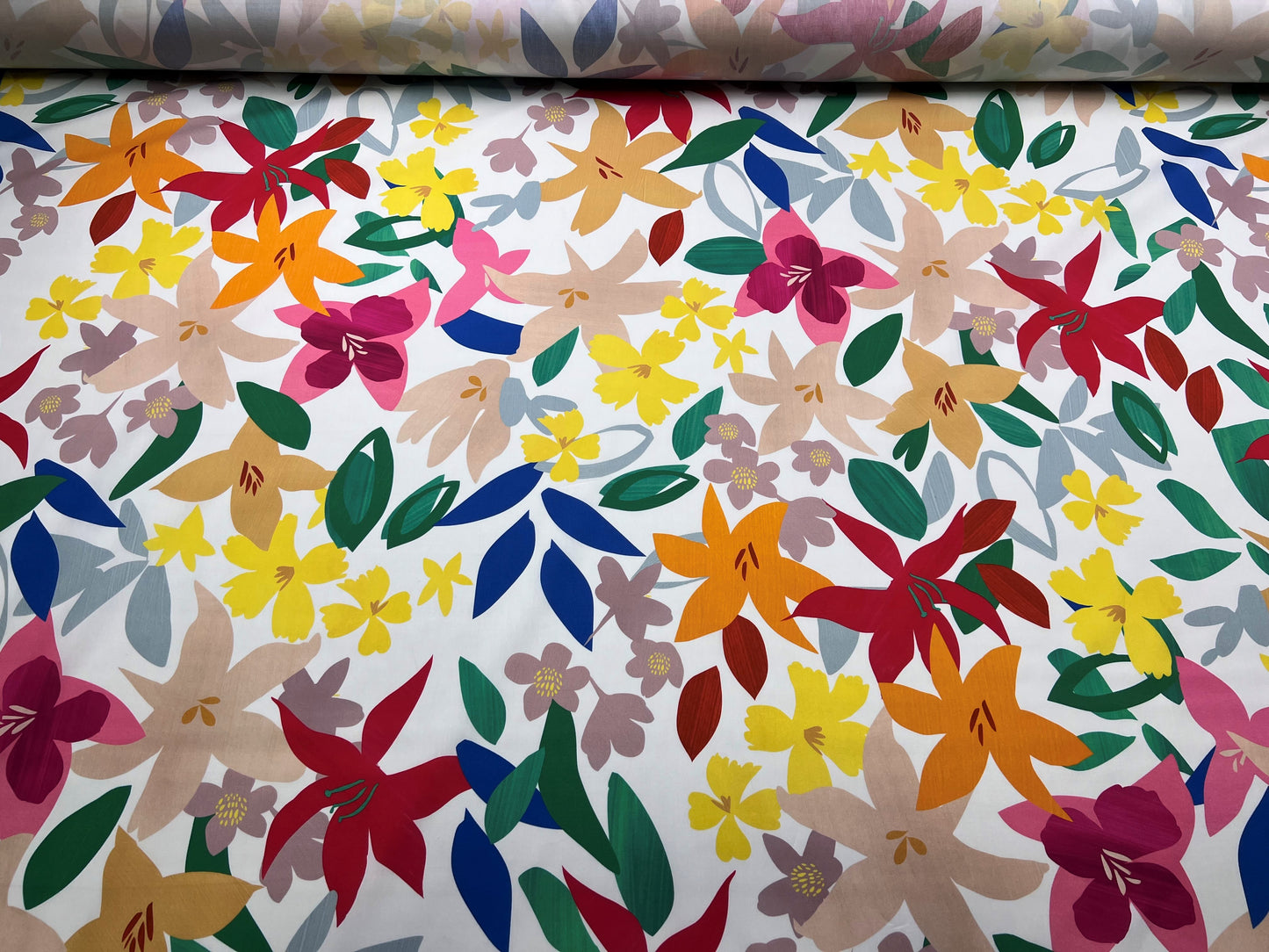 Cotone stampato fiori multicolore su sfondo bianco