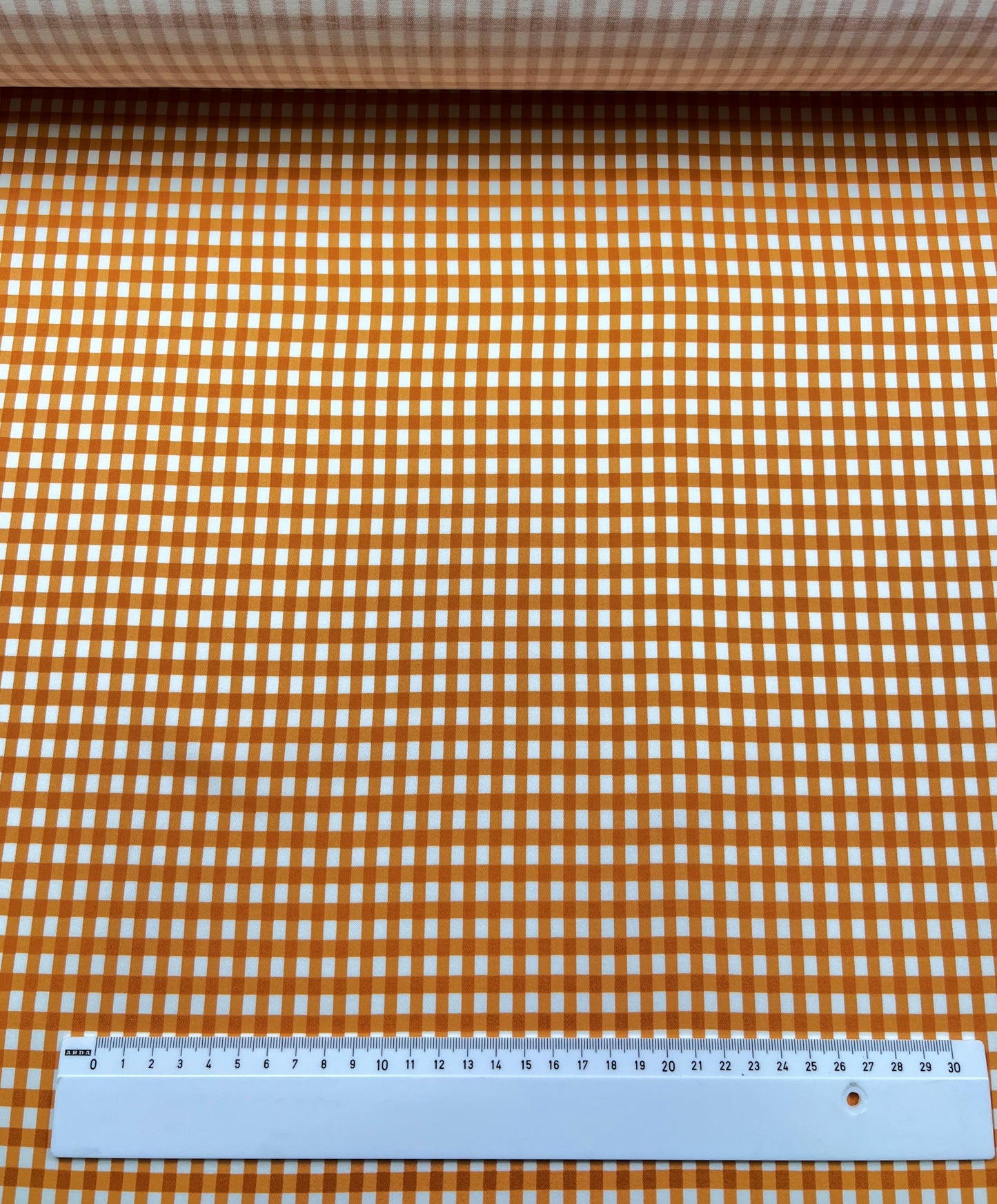 Cotone elasticizzato quadretti arancioni su sfondo bianco
