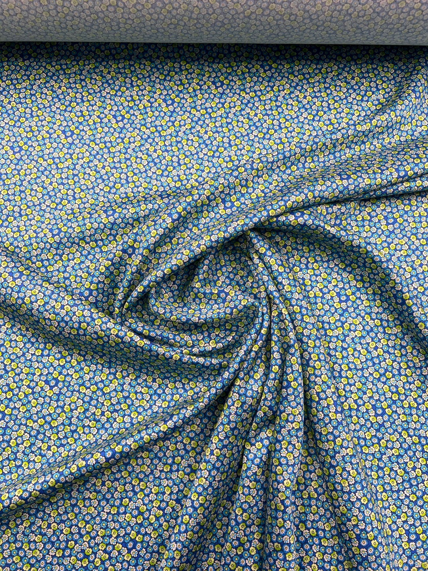 Raso di viscosa mini disegno fiori blu