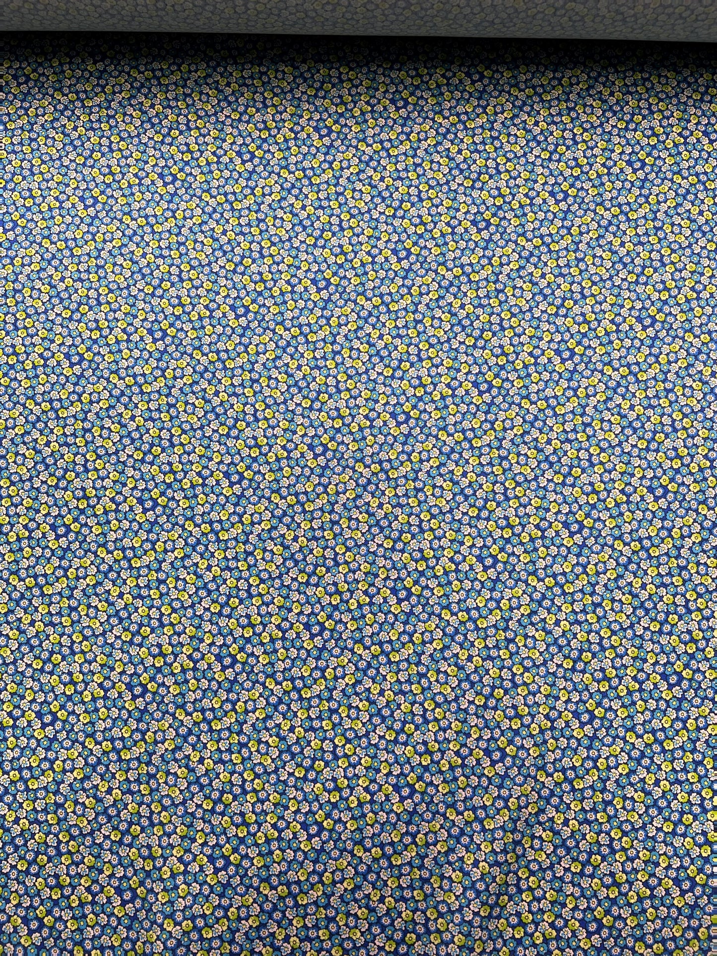 Raso di viscosa mini disegno fiori blu
