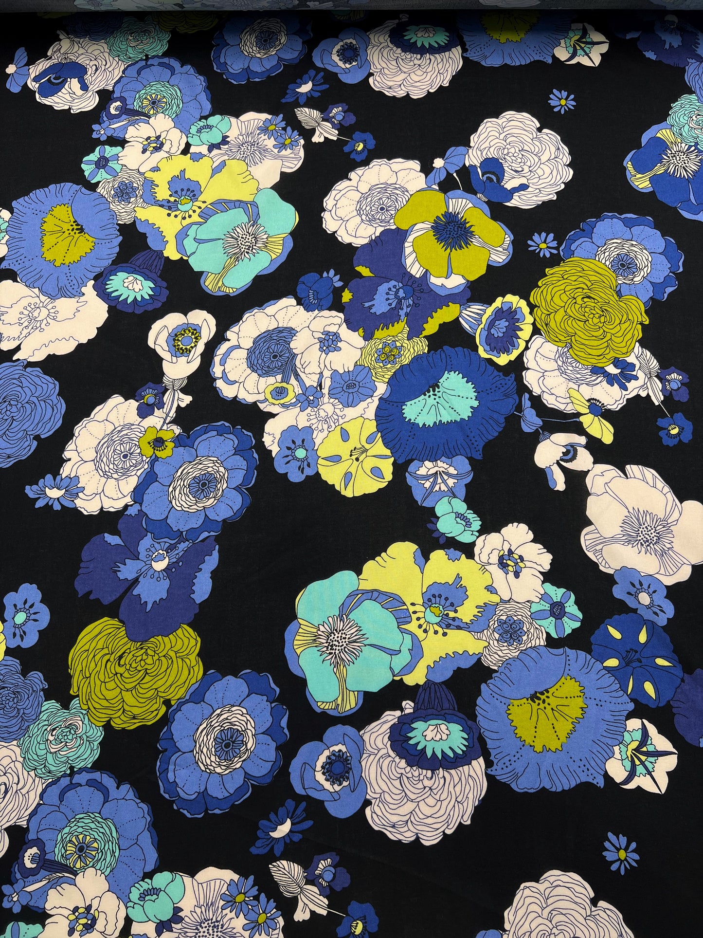 Viscosa stampata fiori blu su nero