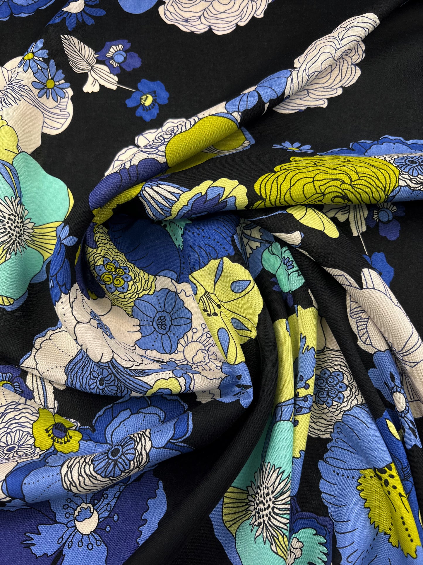 Viscosa stampata fiori blu su nero