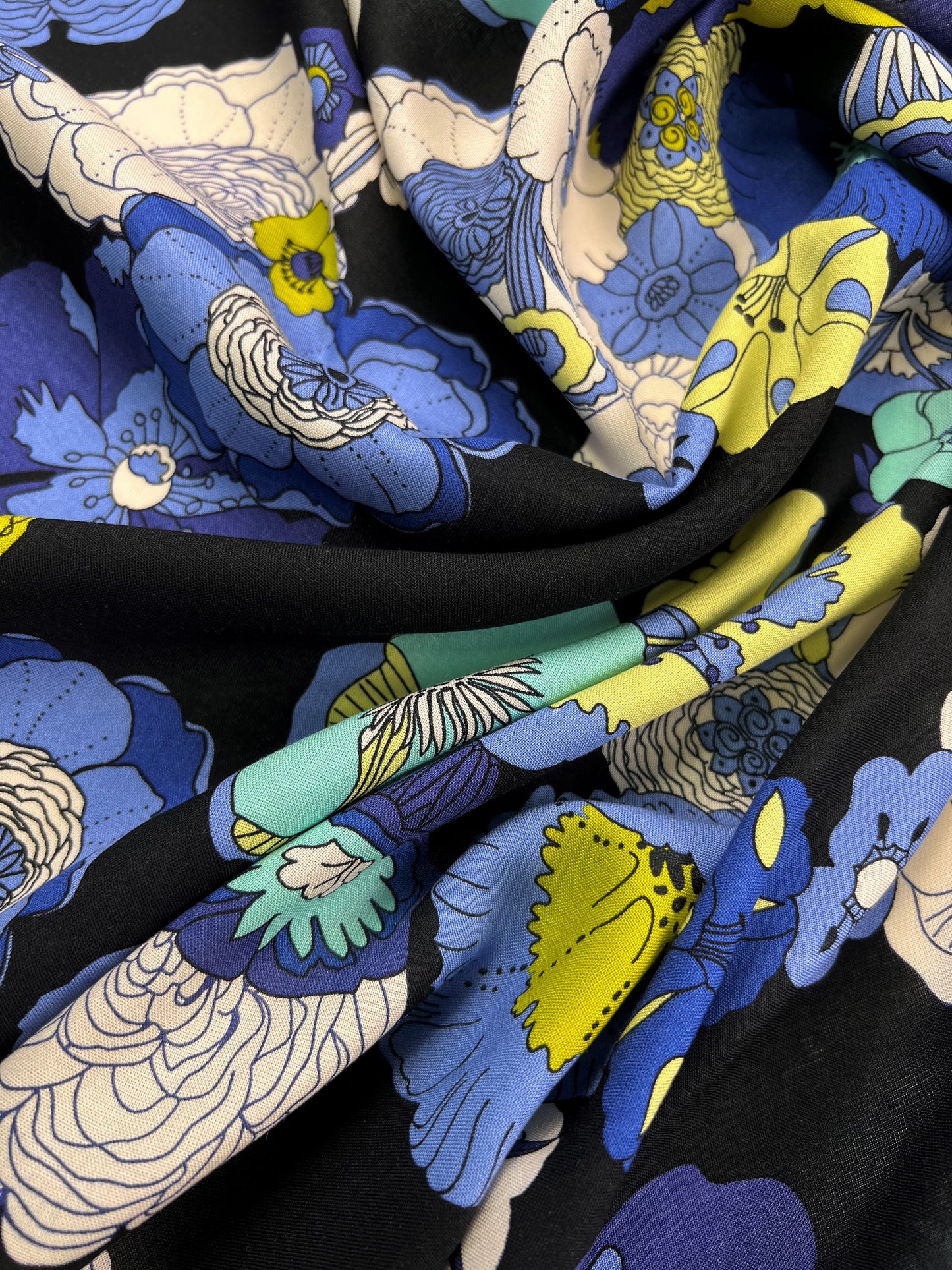 Viscosa stampata fiori blu su nero