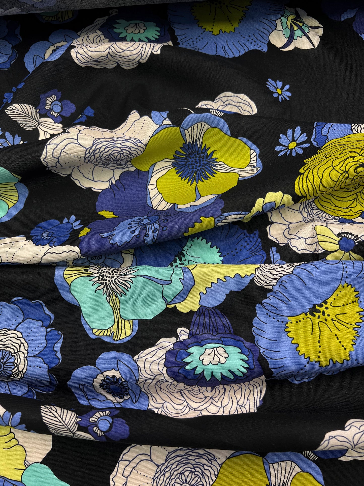 Viscosa stampata fiori blu su nero