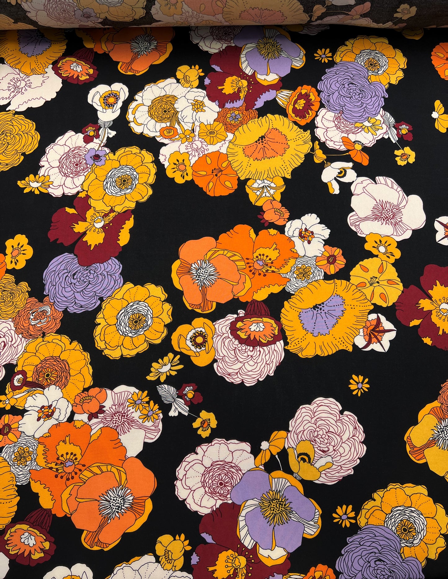 Viscosa stampata fiori arancioni su nero
