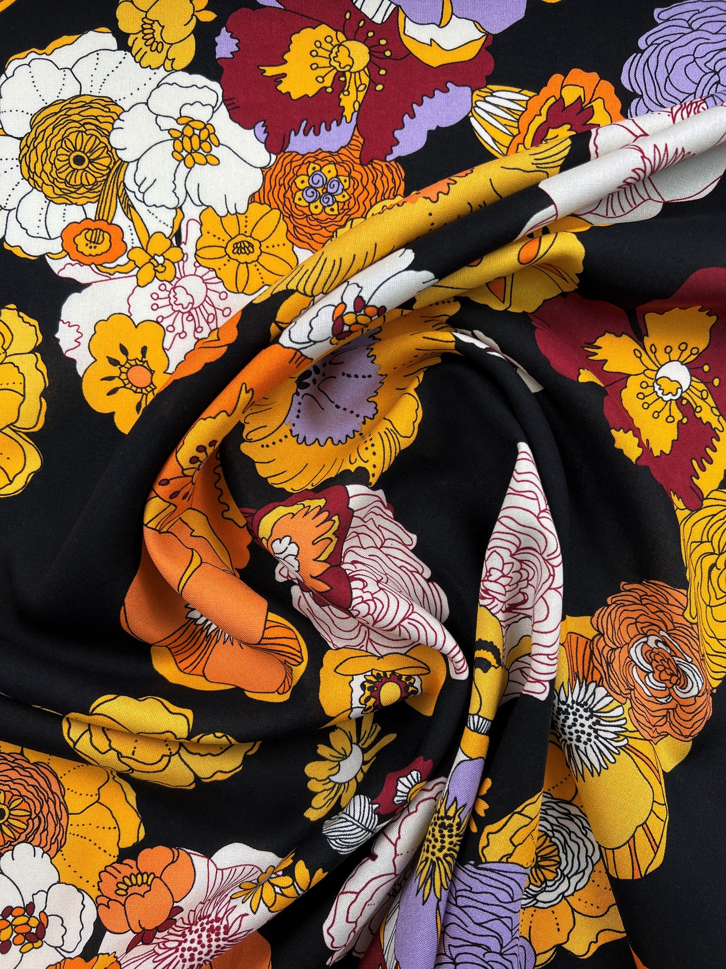 Viscosa stampata fiori arancioni su nero