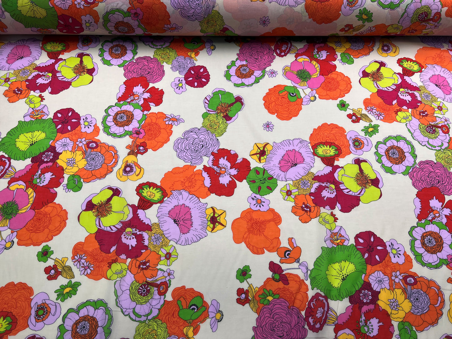 Cotone stampato fiori su sfondo latte