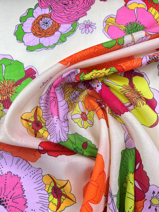 Cotone stampato fiori su sfondo latte