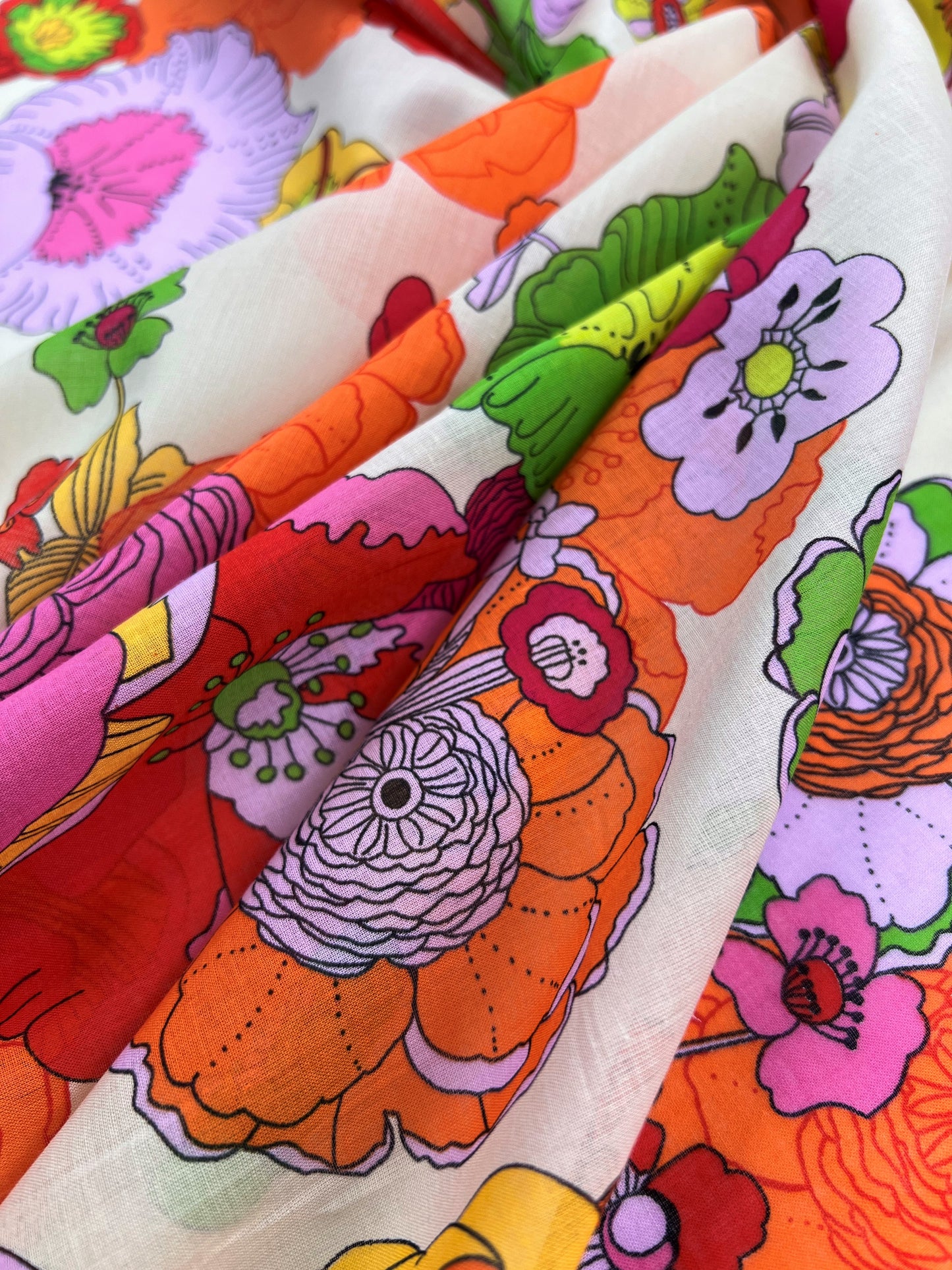 Cotone stampato fiori su sfondo latte