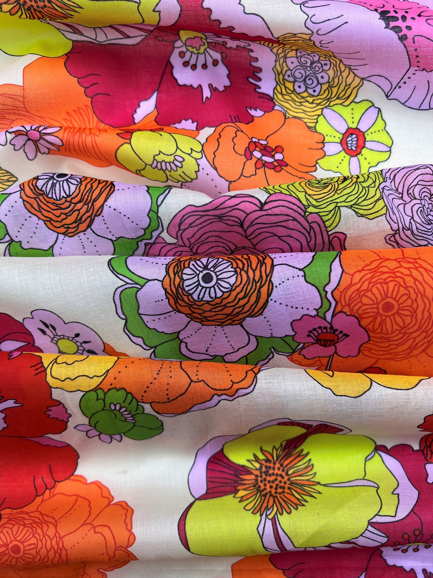 Cotone stampato fiori su sfondo latte