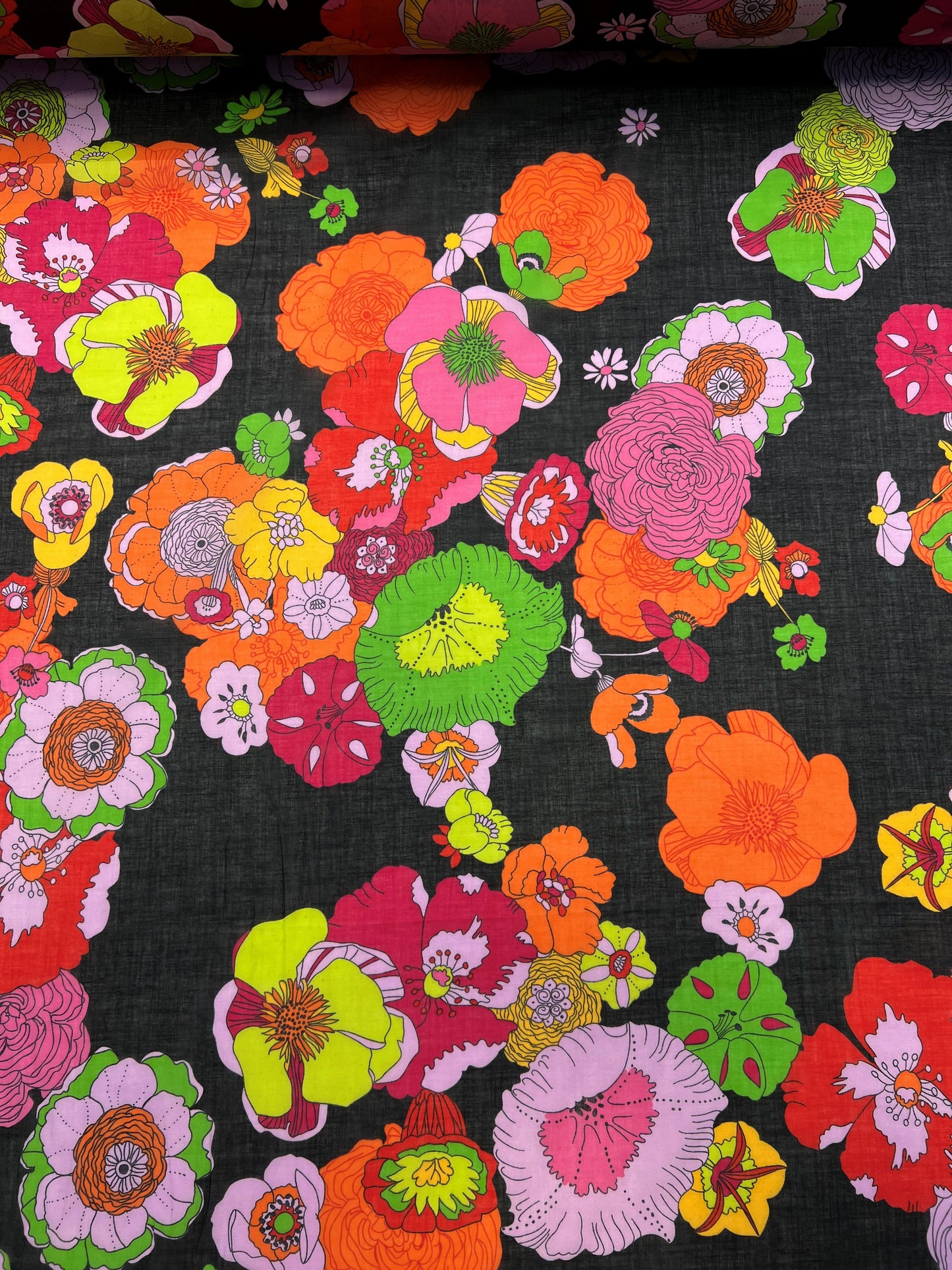 Cotone stampato fiori multicolore su nero