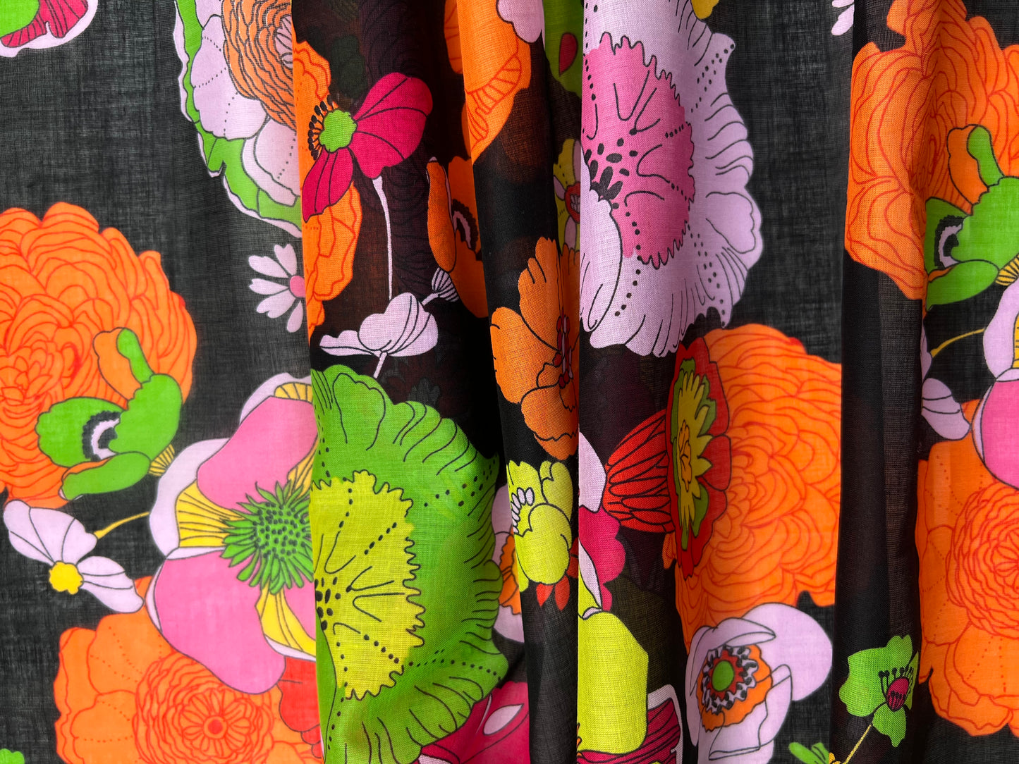 Cotone stampato fiori multicolore su nero