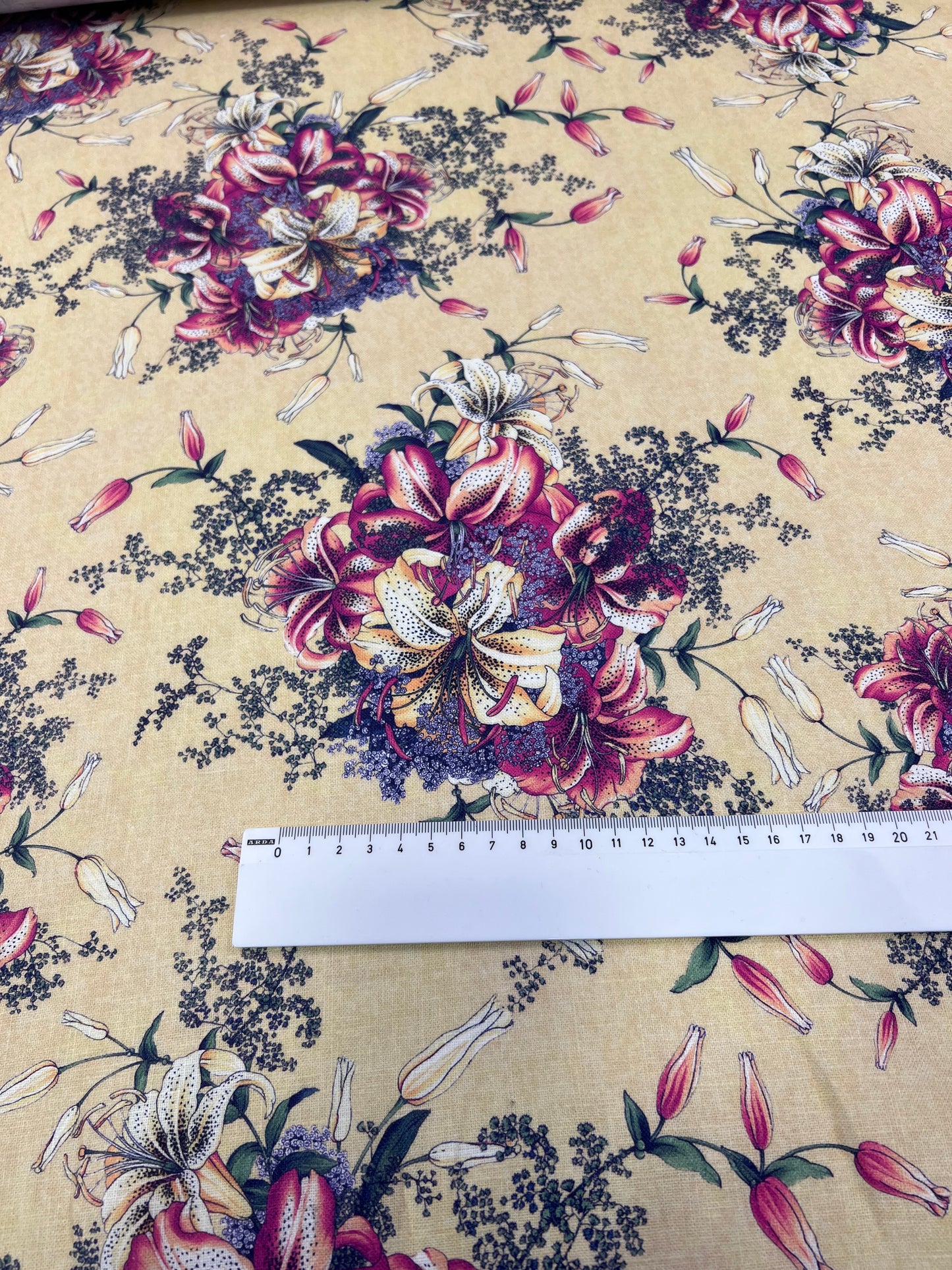 Lino stampato fiori su sfondo crema