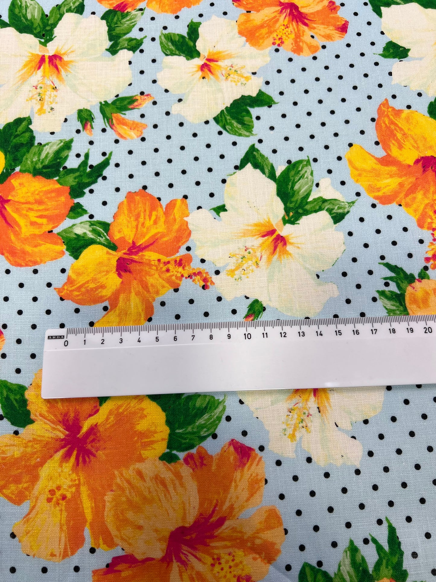 Lino stampato fiori arancioni su sfondo azzurro