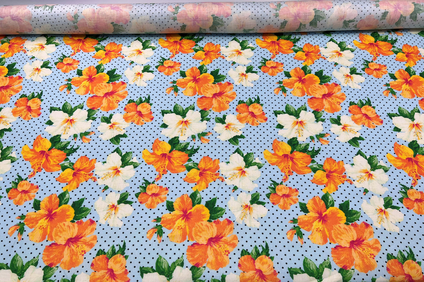 Lino stampato fiori arancioni su sfondo azzurro