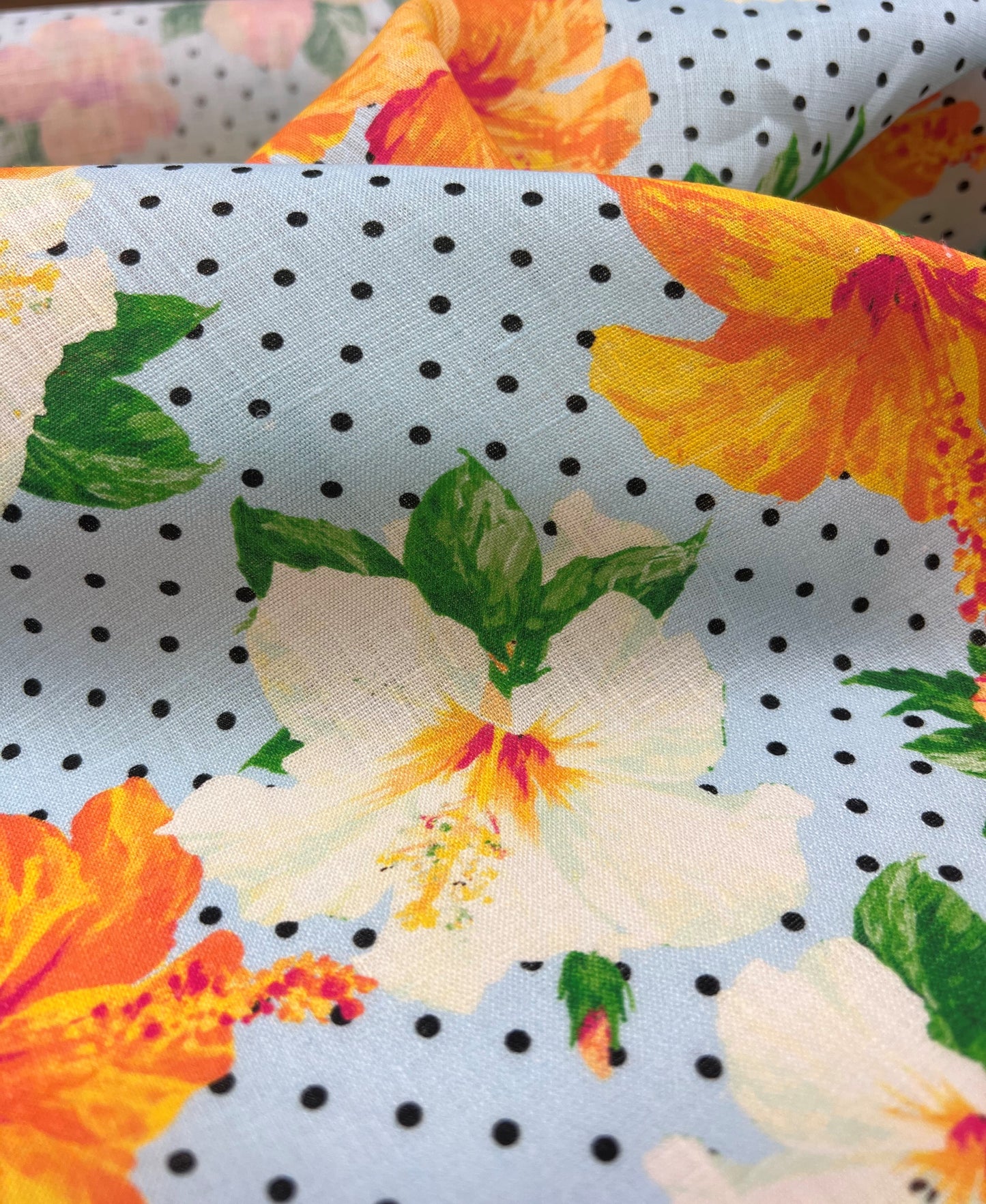 Lino stampato fiori arancioni su sfondo azzurro