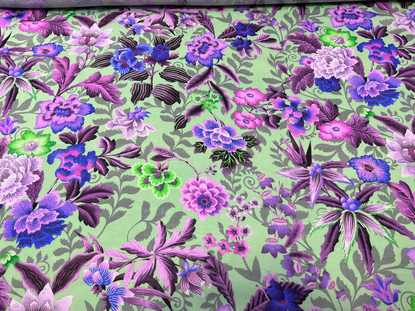 Lino stampato fiori viola su sfondo verde