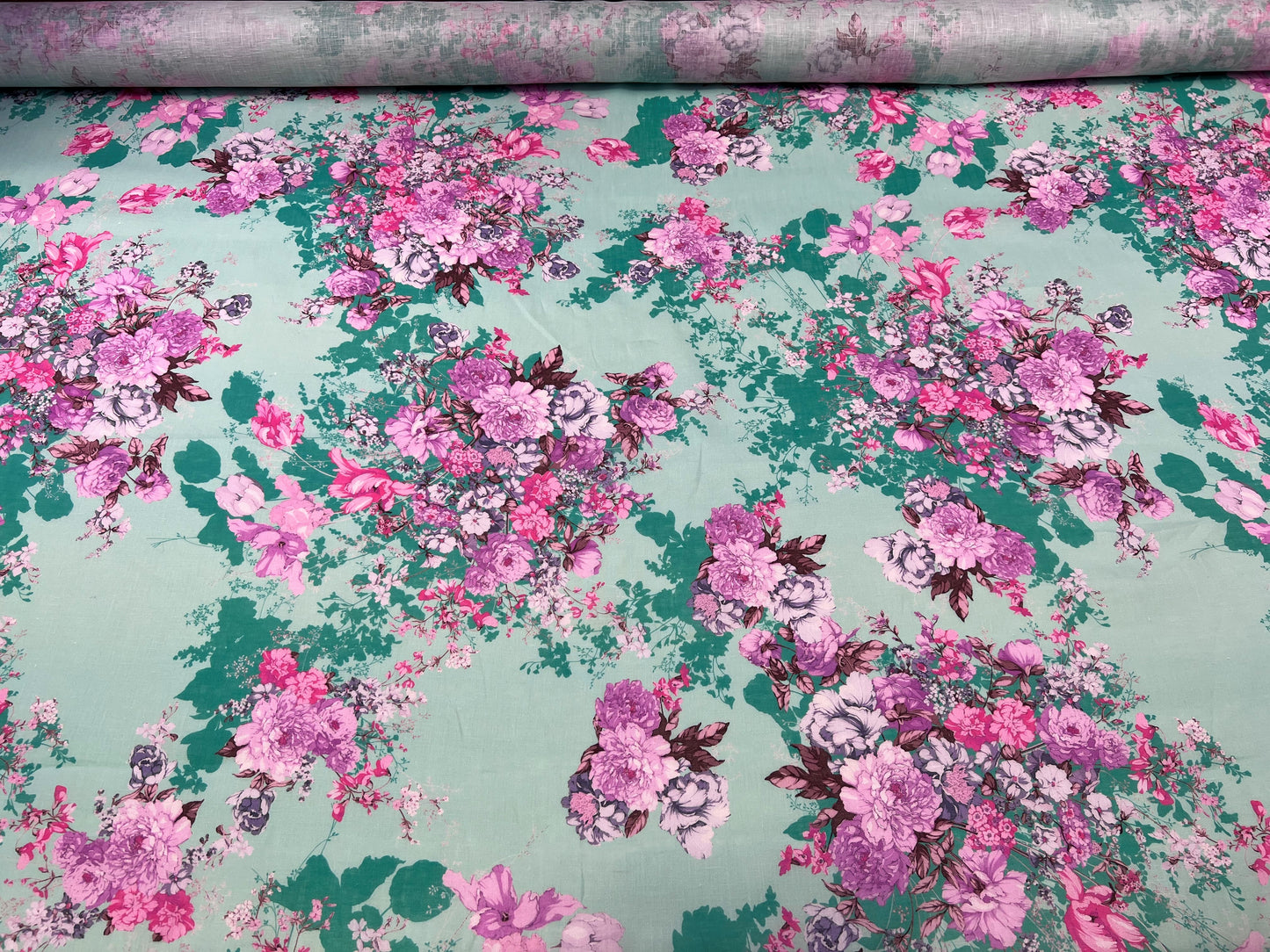 Lino stampato fiori rosa su sfondo azzurro