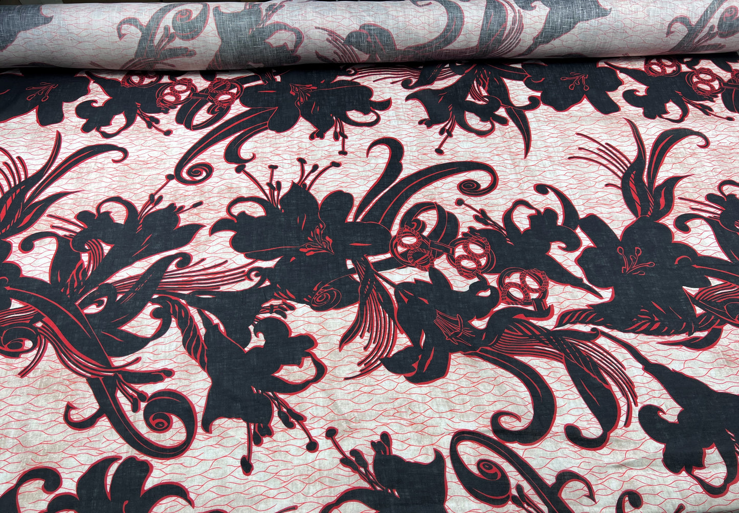 Lino stampato fiori neri e rossi su sfondo beige