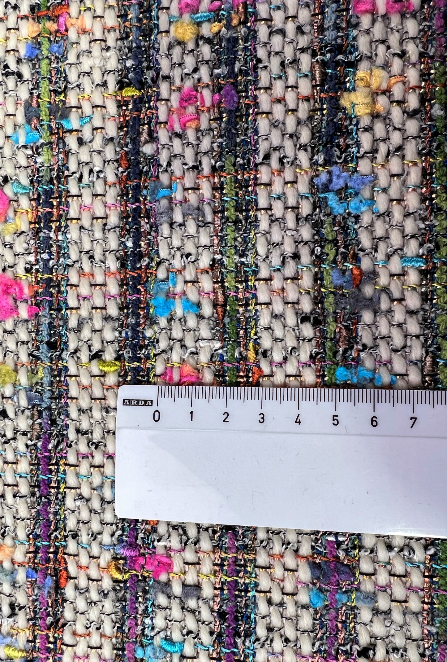 Tweed multicolore su beige chiaro