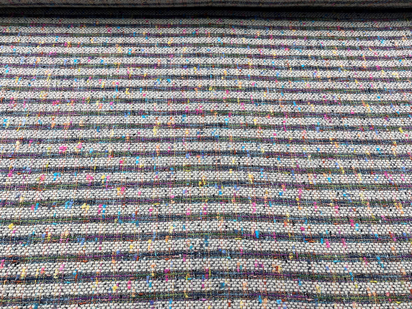 Tweed multicolore su beige chiaro