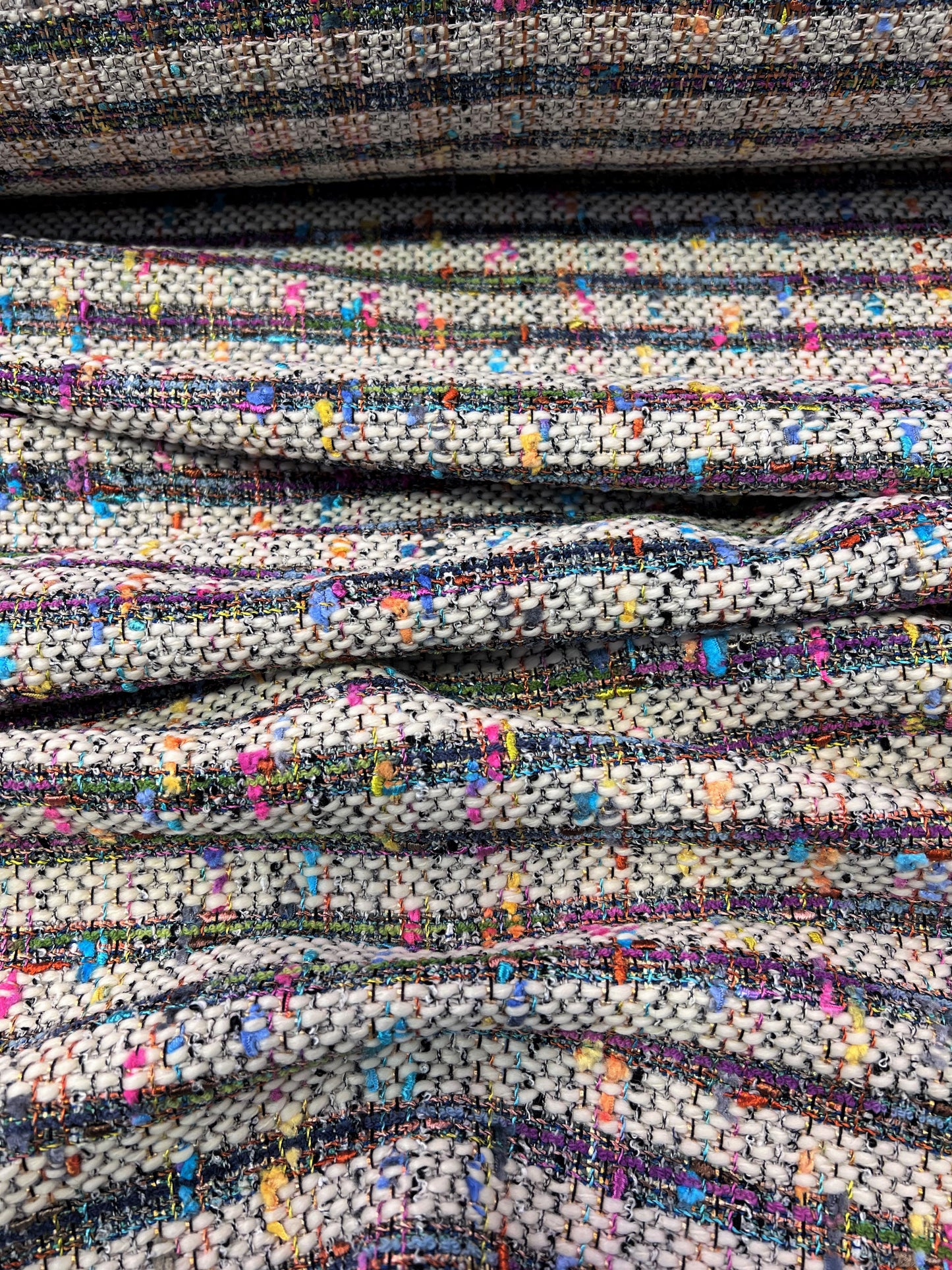 Tweed multicolore su beige chiaro
