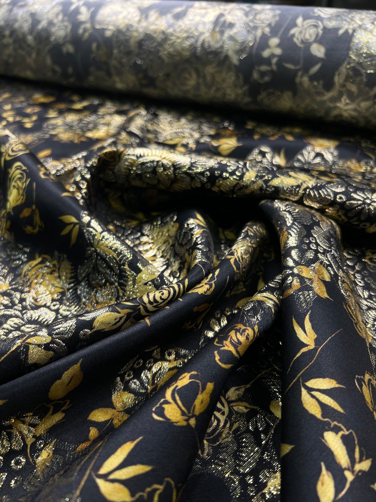 Seta con lurex rose  sfondo nero