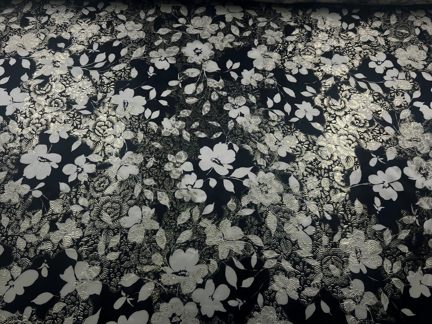 Seta con lurex fiori sfondo nero