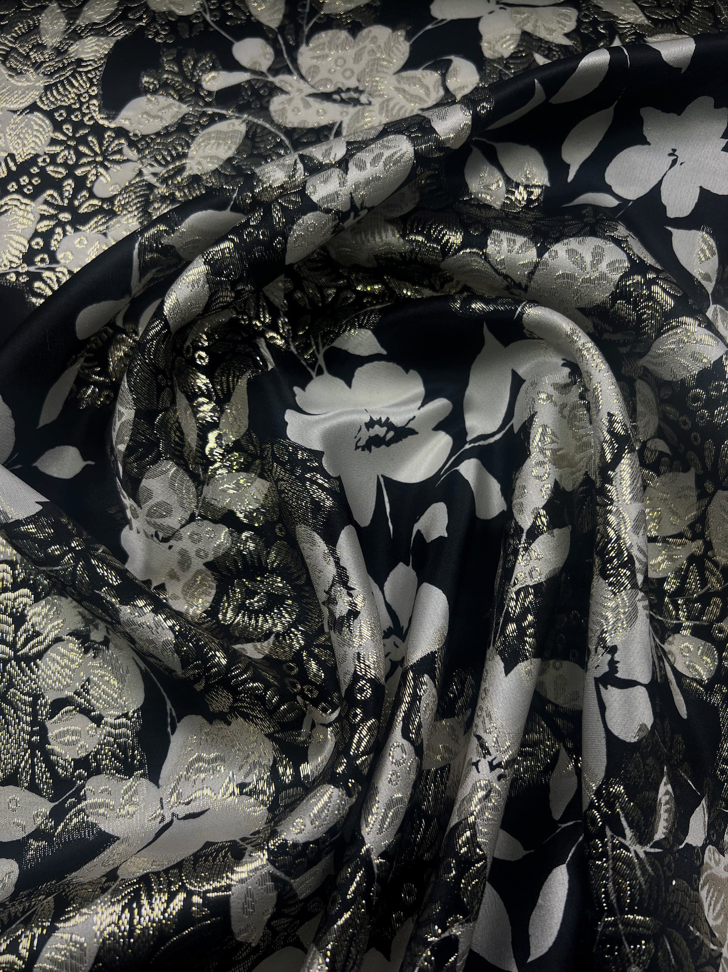Seta con lurex fiori sfondo nero