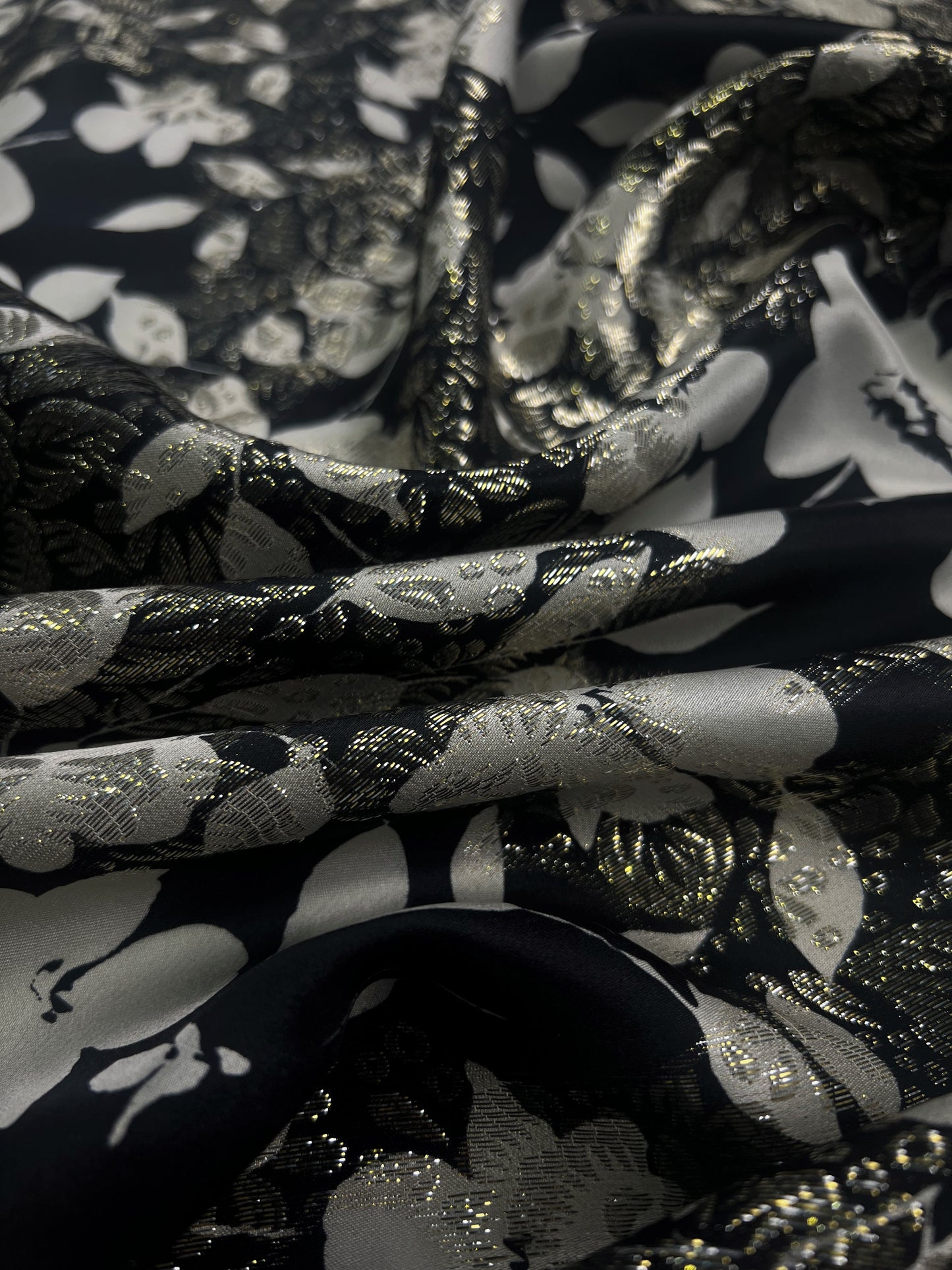 Seta con lurex fiori sfondo nero