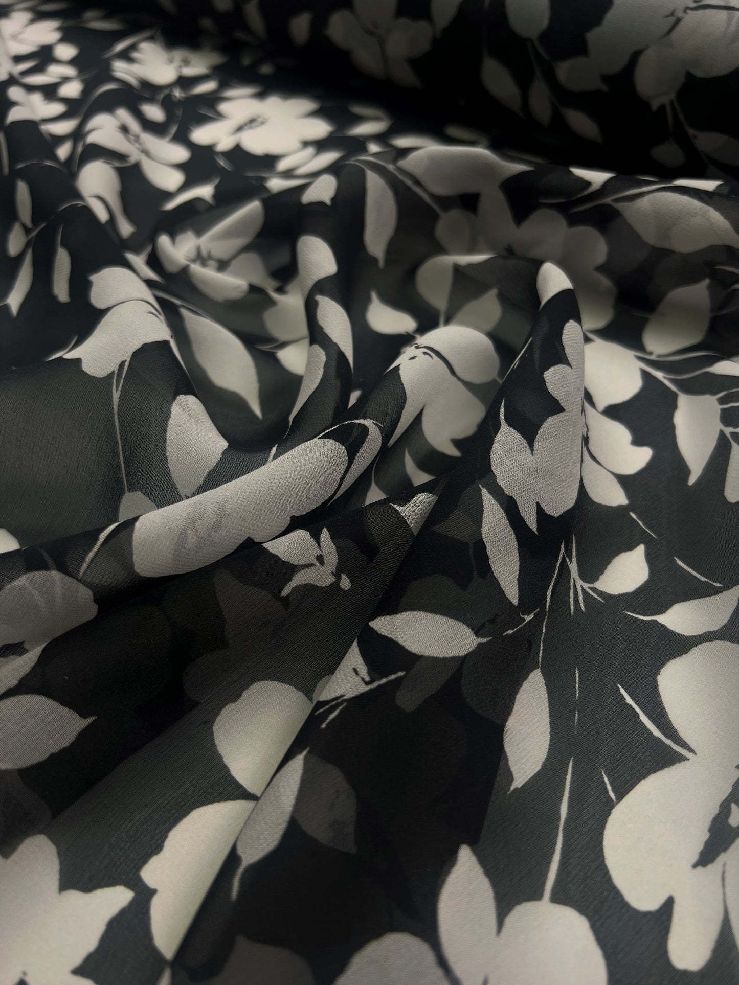 Georgette di seta fiori sfondo nero