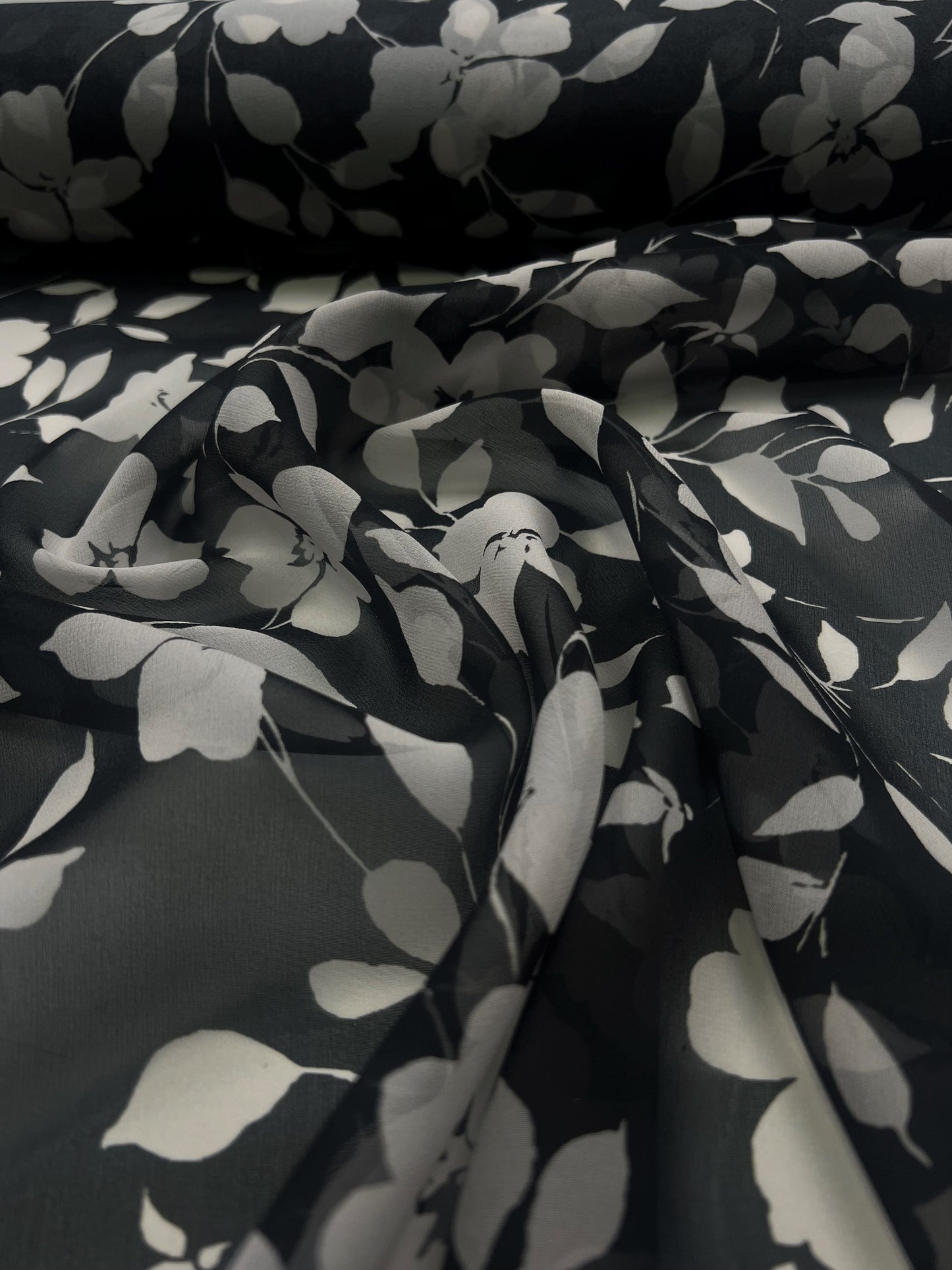 Georgette di seta fiori sfondo nero