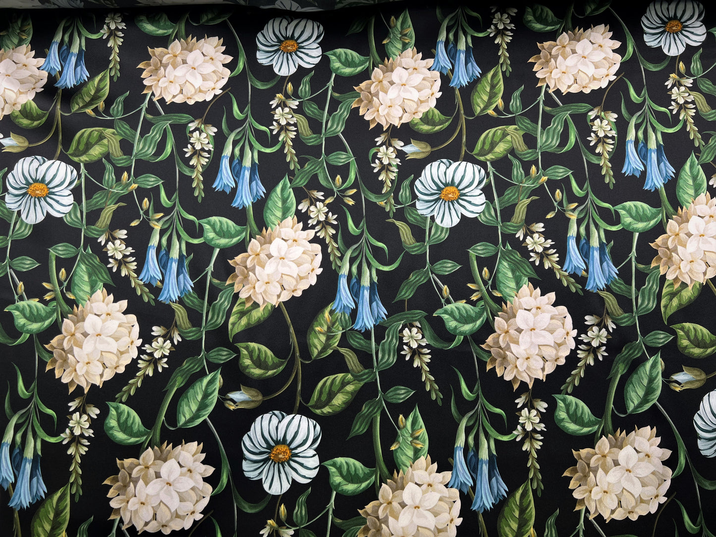 Raso di seta fiori sfondo nero