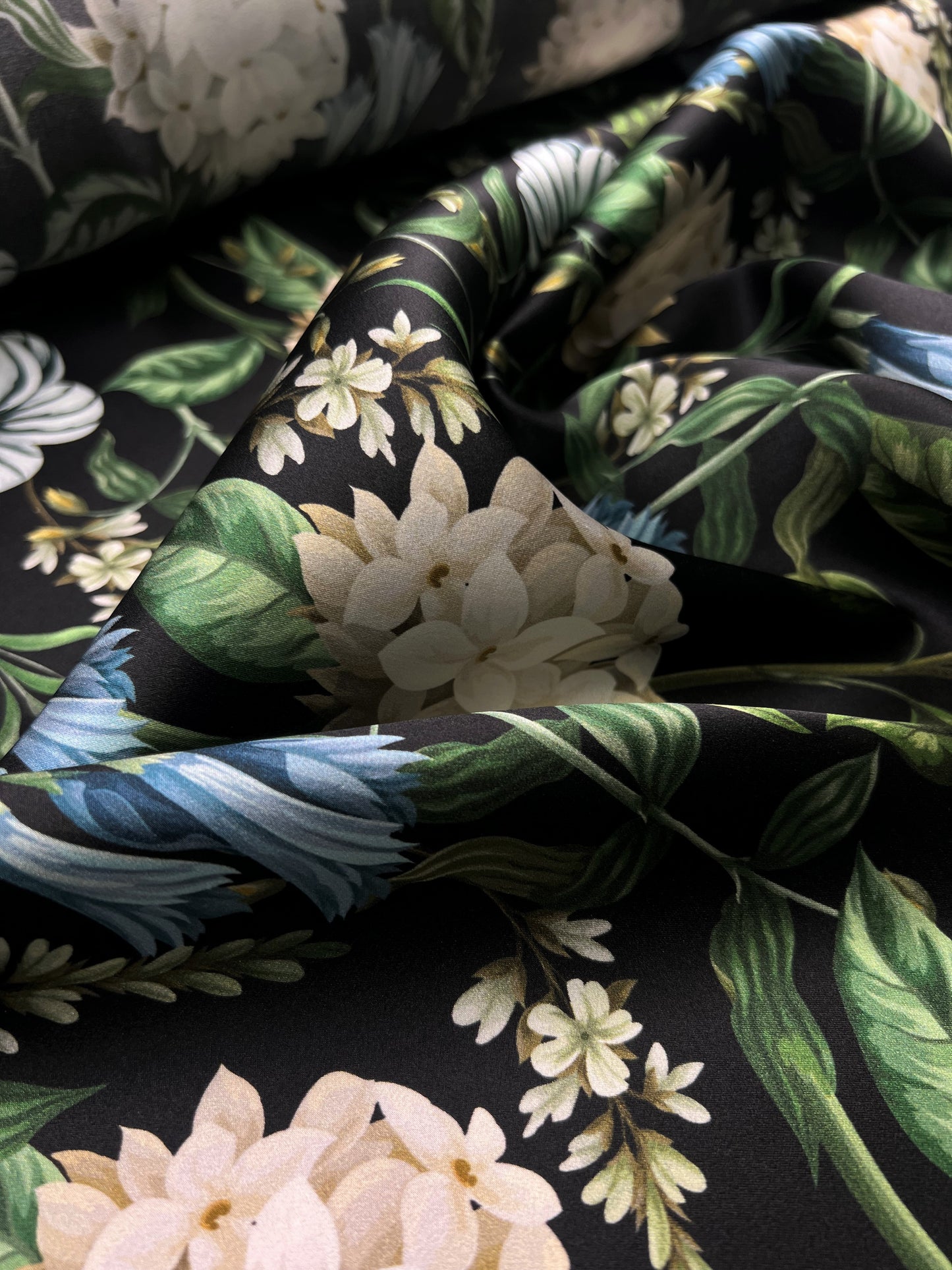 Raso di seta fiori sfondo nero
