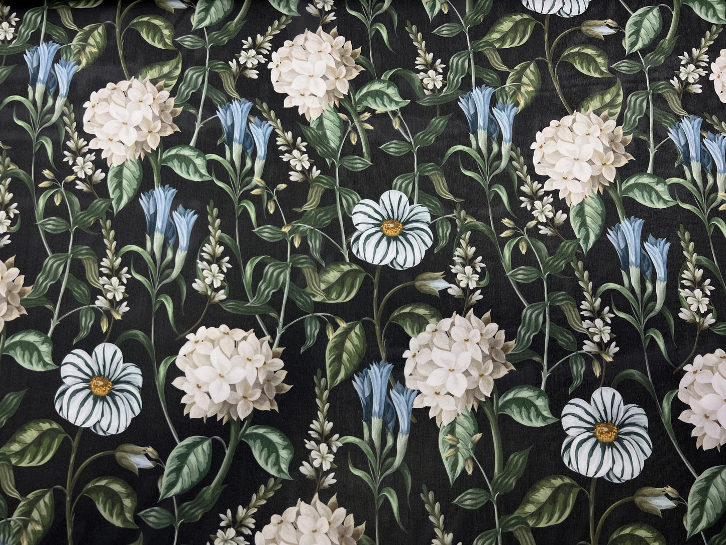 Georgette di seta fiori sfondo nero
