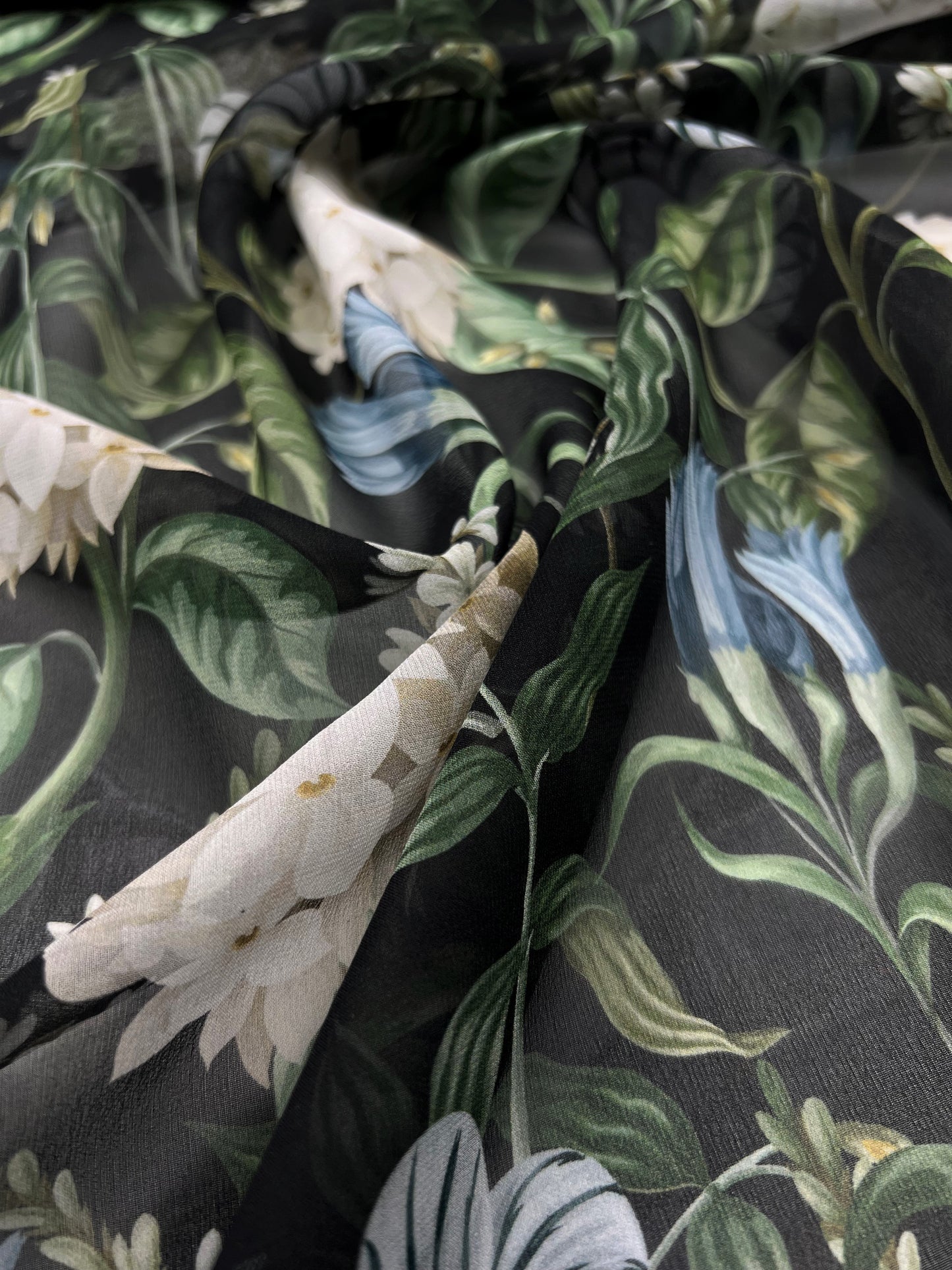 Georgette di seta fiori sfondo nero