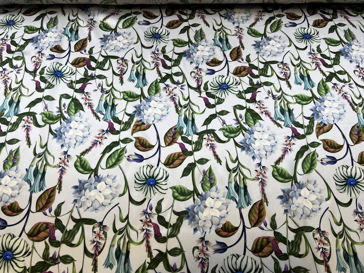 Raso di seta fiori sfondo azzurro chiaro
