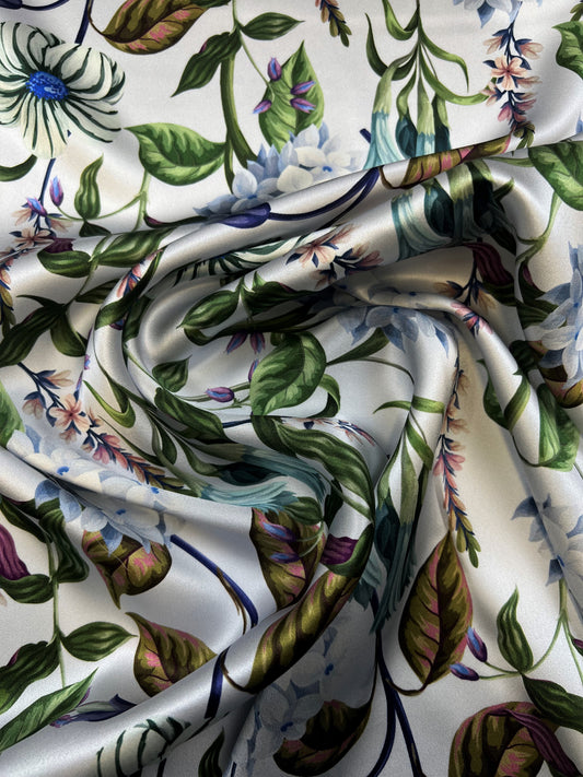 Raso di seta fiori sfondo azzurro chiaro